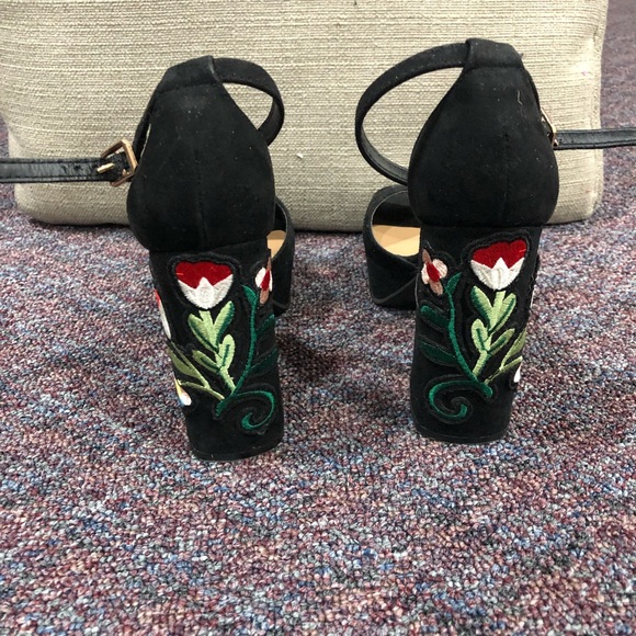 Black heels w/ flower detail. - Picture 1 of 3